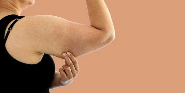 Toning Bingo Wings: Your Ultimate Guide to Sculpting Sleek Arms at the Gym 1 Woman doing push-ups for arm strength Livingston